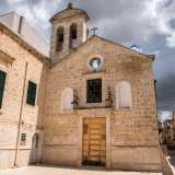 Torniamo indietro per passare quindi sotto la porta della citt� vecchia, ritrovandoci in via Santa Maria del Principio. La strada prende il nome dall'omonima chiesa che sorge sul lato destro, la pi� antica di Montrone: risale infatti al 1086